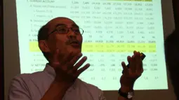 Pengamat ekonomi Faisal Basri saat memaparkan tentang Holding BUMN Migas di Jakarta Selatan, Jumat (16/3). Menurutnya, saat ini Indonesia menghadapi defisit perdagangan di tiga sektor (tripple deficit). (Liputan6.com/Angga Yuniar)