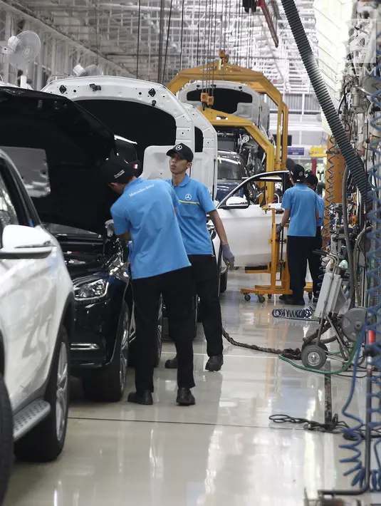 Pekerja menyelesaikan perakitan mobil Mercedes Benz di Pabrik Mercedes Benz, Wanaherang, Bogor (11/12). Mercededes-Benz C-Class generasi terbaru kini resmi masuk jalur produksi pabrik Mercedes-Benz di Wanaherang, Bogor. (Liputan6.com/Herman Zakharia)