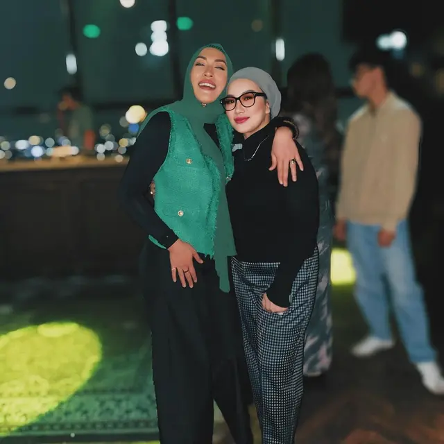 Angelina Sondakh dan Reza Artamevia. (Foto: Dok. Instagram @angelinasondakh09)