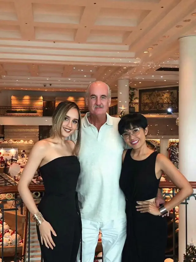 FOTO: Begini Hangatnya Kebersamaan Cinta Laura Bersama Keluarga