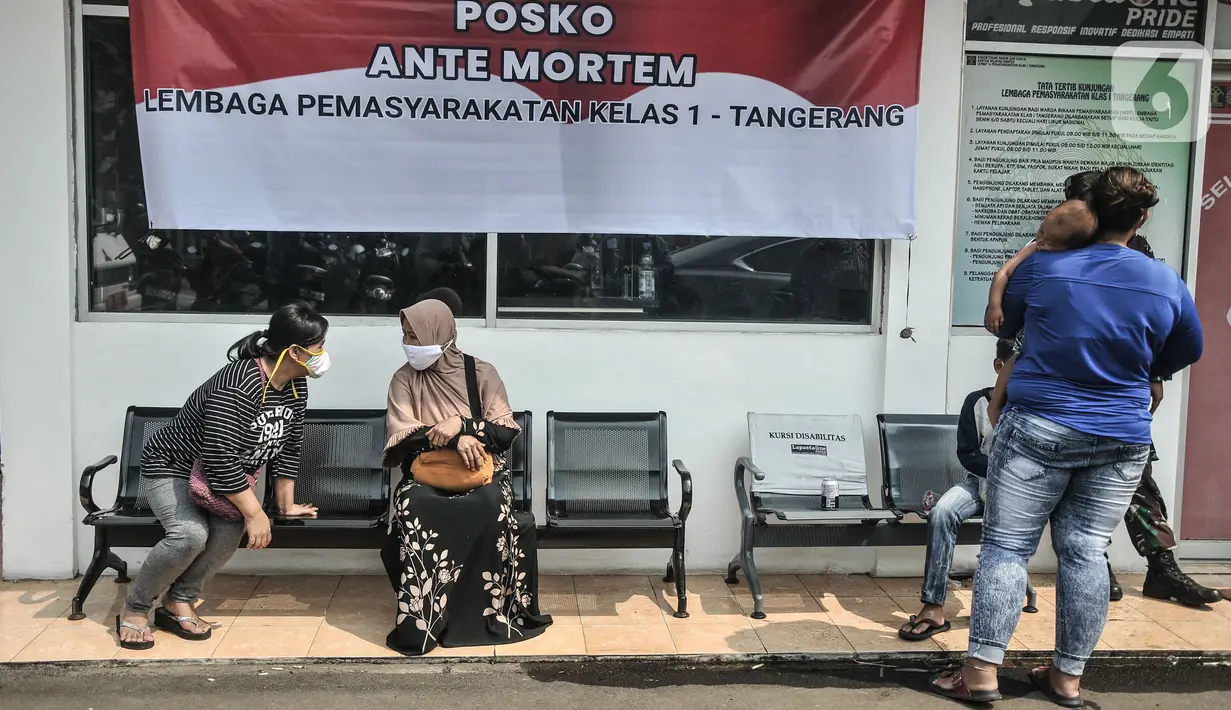 Keluarga korban saat mendatangi posko crisis center di Lapas Kelas I Tangerang, Rabu (8/9/2021). Pasca kebakaran yang melanda Lapas Tangerang, sejumlah keluarga korban mulai berdatangan ke posko crisis center untuk kepentingan identifikasi. (Liputan6.com/Iqbal S Nugroho)