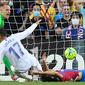 Empat menit memasuki injury time, Real Madrid menggandakan keunggulan menjadi 2-0. Lucas Vazquez berhasil memanfaatkan bola muntah hasil tepisan Marc-Andre ter Stegen untuk menghalau tembakan Marco Asensio. (AFP/Josep Lago)