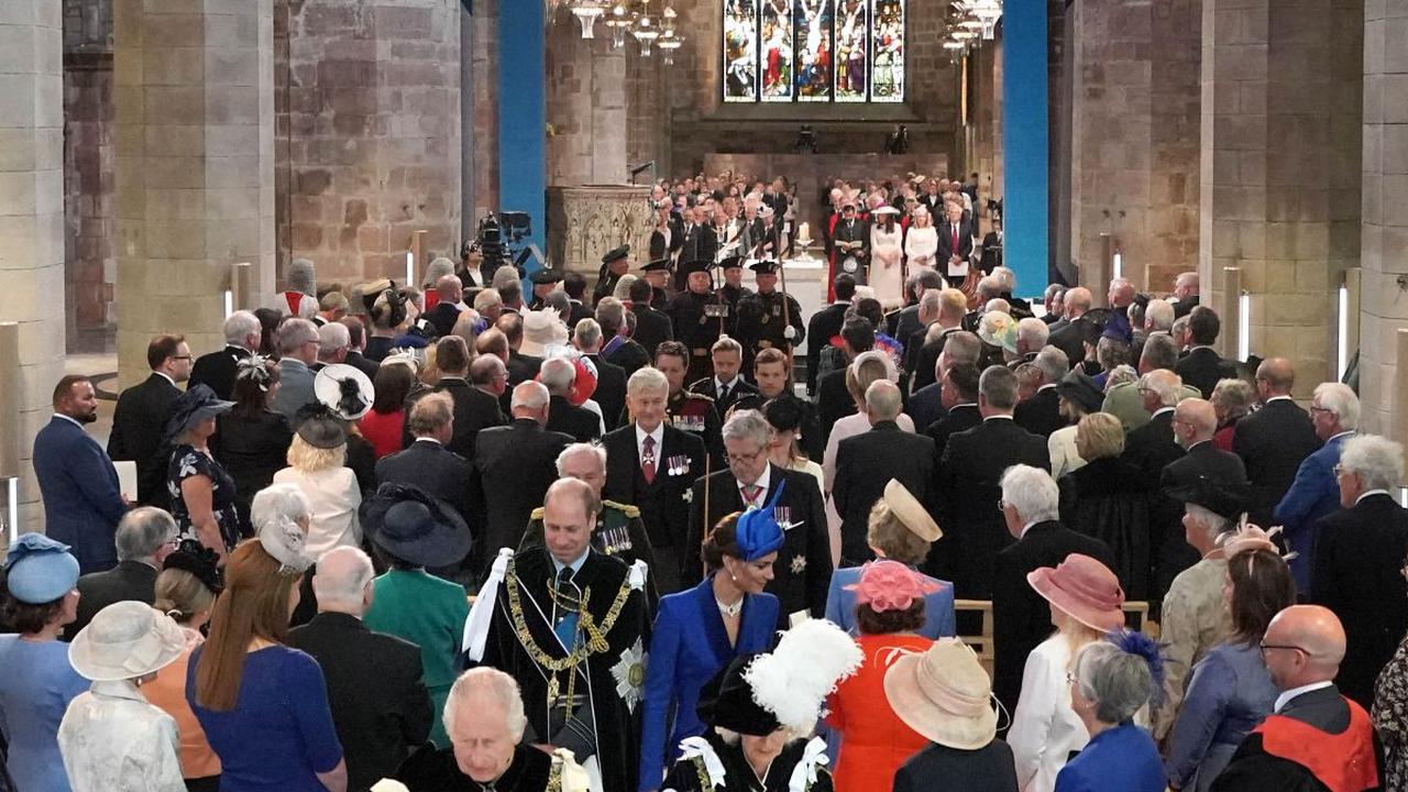 Upacara yang berlangsung di Katedral St. Giles ini untuk memberikan Raja kesempatan mengabdikan diri kepada rakyat Skotlandia. Selama kebaktian, Raja diberikan Permata Mahkota Skotlandia, yang secara resmi dikenal sebagai Honours of Scotland.