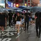 Pengunjuk rasa membawa payung saat menuju Victoria Park, Hong Kong, Minggu (18/8/2019). Puluhan ribu massa pro-demokrasi membawa payung saat hujan mengguyur Victoria Park dan sekitarnya. (AP Photo/Kin Cheung)