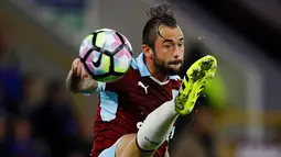 2. Steven Defour. Playmaker andalan Burnley ini sudah mengoleksi 3 assist sampai pekan ke-7. (Action Images via Reuters/Jason Cairnduff)