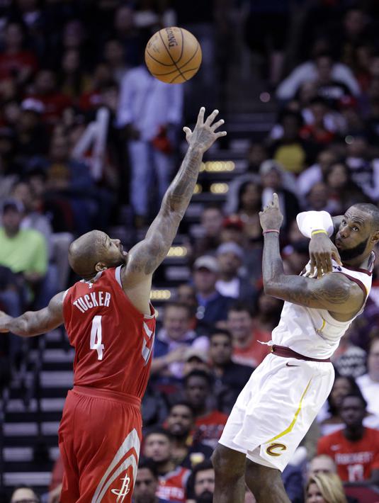 Pemain Houston Rockets, PJ Tucker (kiri) mencoba menghalau bola umpan pemain Cavaliers, LeBron James (kanan) pada laga NBA basketball game di Toyota Center, Houtson, (9/11/2017). Houtson menang  atas Cavs 117-113. (AP/Michael Wyke)
