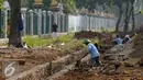 Pekerja merapikan pembuatan saluran air di sekitar trotoar Jalan Gerbang Pemuda Senayan, Jakarta, Kamis (25/8). Pembenahan trotoar di Jalan Gerbang Pemuda dan Asia Afrika, ditargetkan selesai pada akhir 2017. (Liputan6.com/Helmi Fithriansyah)