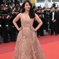 Aktris Bollywood, Aishwarya Rai menjadi pusat perhatian saat menghadiri pemutaran film "The BFG" (Le Bon Gros Geant) pada Festival Film Cannes ke-69 di Cannes, Perancis, Sabtu (14/5). Aishwarya mengenakan gaun panjang berwarna nude. (ALBERTO PIZZOLI/AFP)