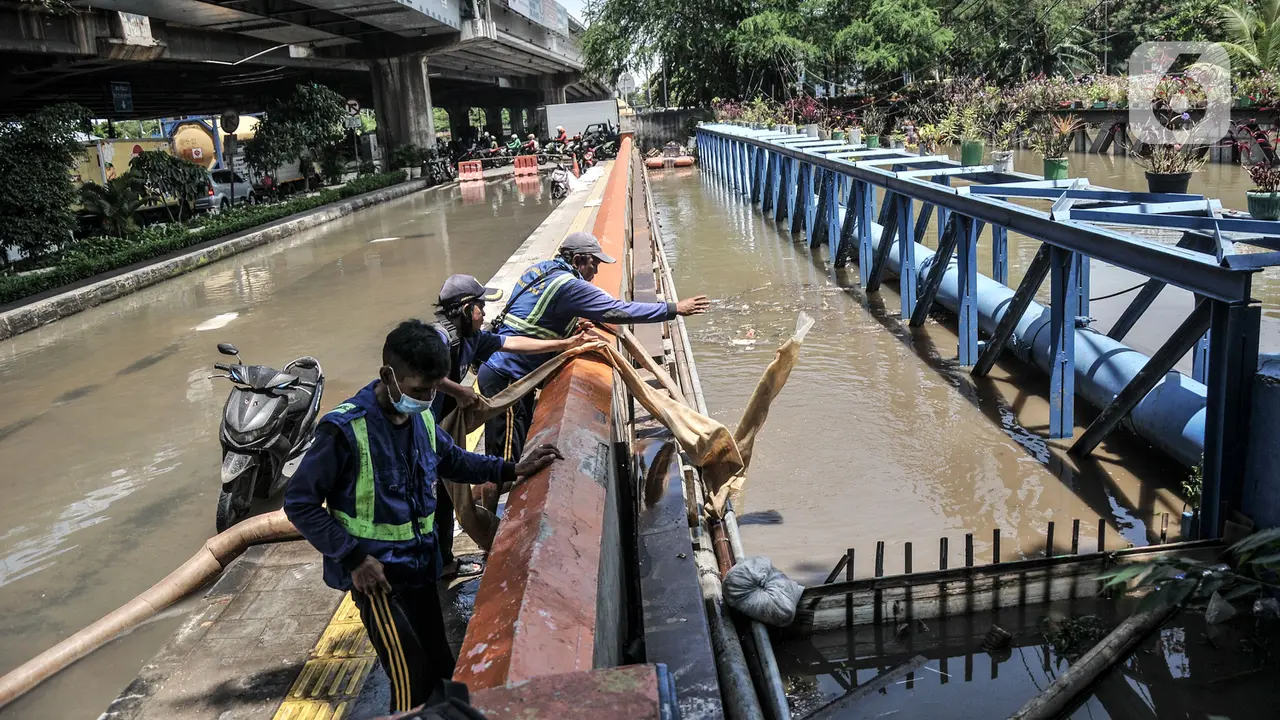FOTO: Kondisi Banjir yang Lumpuhkan Jalan RE Martadinata