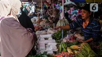 Pedagang melayani pembeli di Kebayoran Lama, Jakarta, Rabu (6/4/2022). Di awal bulan puasa Ramadhan, harga sejumlah bahan pokok merangkak naik. Kenaikan harga kebutuhan pokok mulai terasa sejak dua pekan terakhir untuk komoditi seperti cabai, telur, gula, hingga daging. (Liputan6.com/Johan Tallo)
