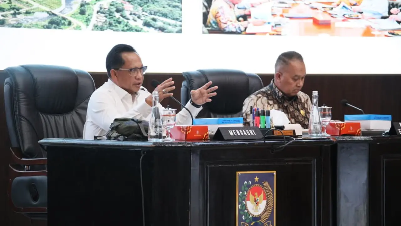 Menteri Dalam Negeri (Mendagri) Muhammad Tito Karnavian saat memimpin Rapat Bersama Komite Eksekutif Percepatan Pembangunan Otsus Papua dengan para gubernur dan bupati/wali kota se-Papua dalam rangka persiapan pertemuan dengan Presiden.