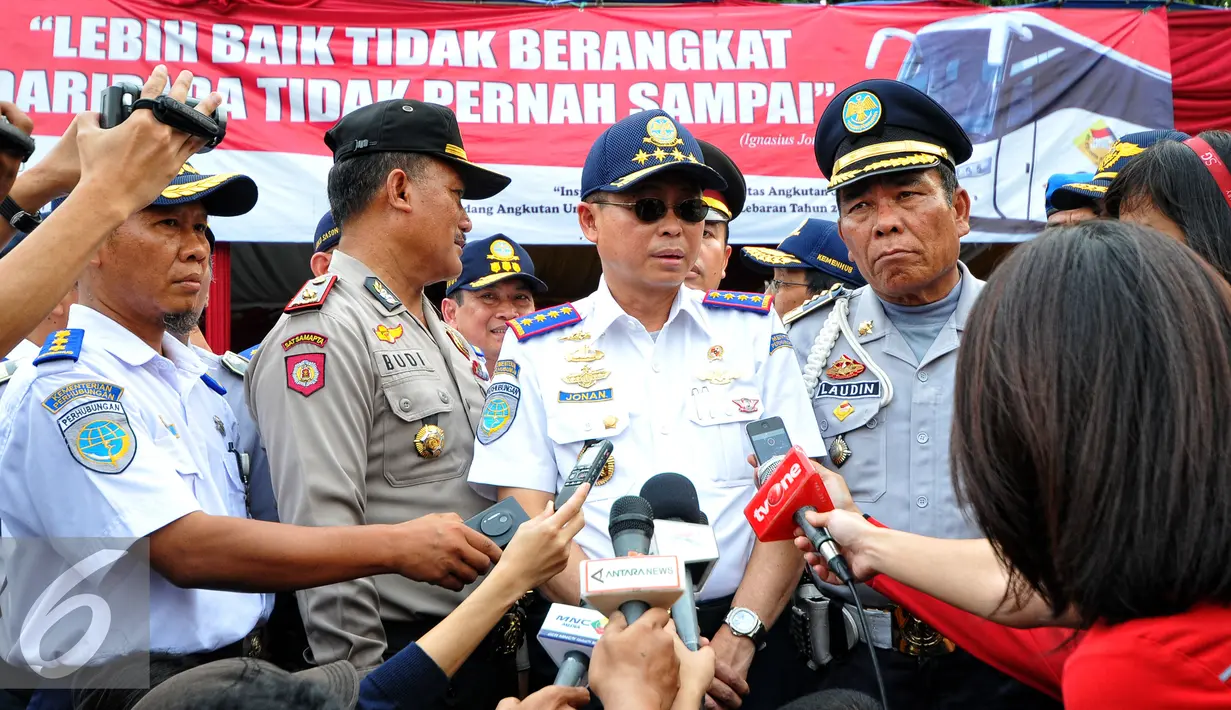 Menteri Perhubungan Ignasius Jonan memberikan keterngan pers  di Terminal Kp.Rambutan, Jakarta, Jumat (10/7/2015).  Kedatangan Jonan untuk memastikan kesiapan layanan angkutan mudik Lebaran 2015. (Liputan/Yoppy Renato)