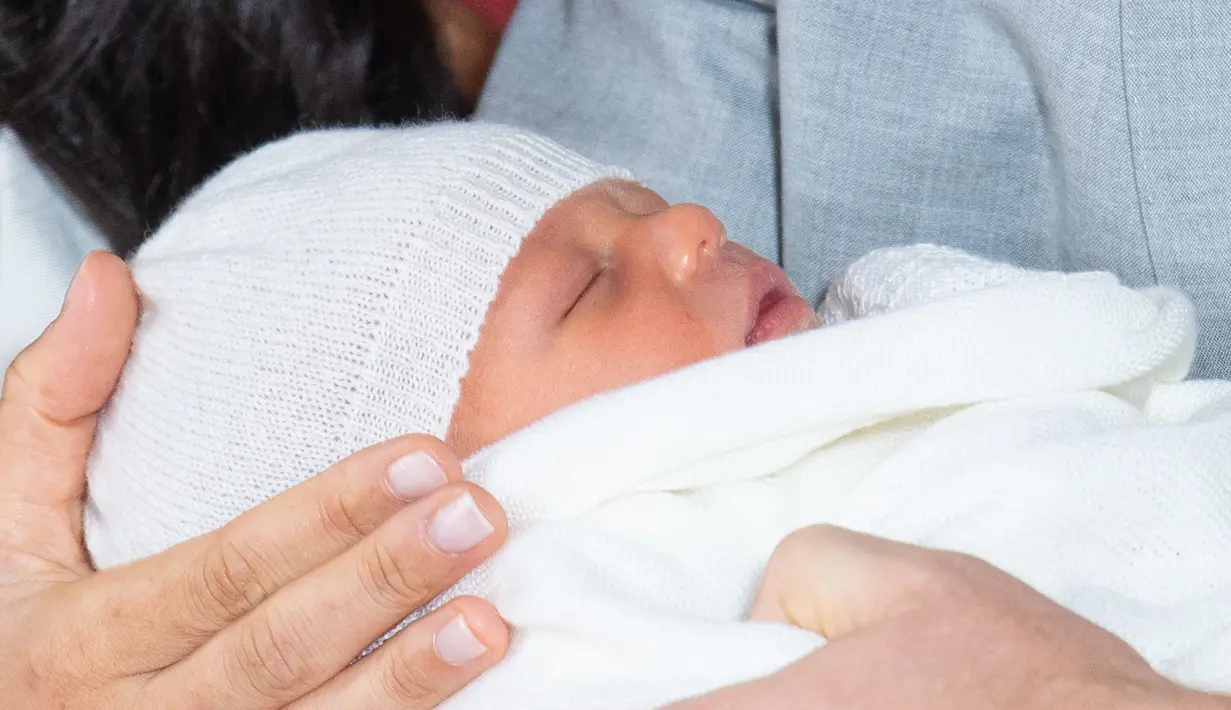 Bayi laki-laki Pangeran Harry dan Meghan Markle yang baru lahir terlihat di St George's Hall di Windsor Castle di Windsor, London (8/5/2019). Pangeran Harry dan Meghan Markle melahirkan anak pertama mereka di Frogmore Cottage pada Senin pagi, 6 Mei 2019.  (AFP Photo/Dominic Lipinski)