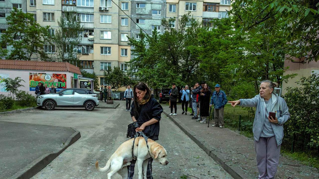 FOTO: Kepanikan Warga Saat Serangan Drone Rusia di Ibukota Ukraina, Kyiv