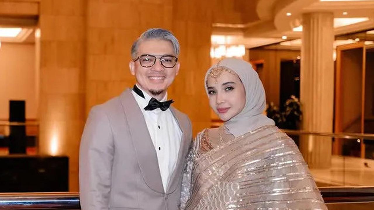 6 Potret Rambut Baru Irwansyah saat Kondangan Bareng Keluarga, Rambut Dicat Silver hingga Dapat Julukan 'Hot Daddy