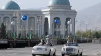 Bahkan, Presiden Turkmenistan Gurbanguly Berdimuhamedov baru-baru ini mulai muncul konvoi dengan limusin putih.