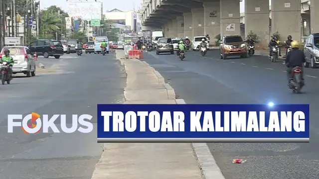 Pengendara yang melintas di jalan ini merasa bingung dengan posisi trotoar yang tidak sewajarnya.