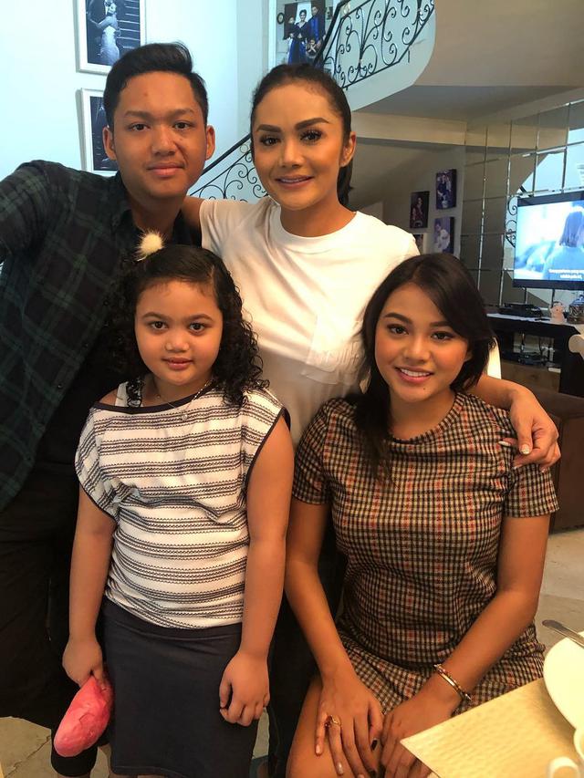 [Fimela] Krisdayanti dan anak-anaknya