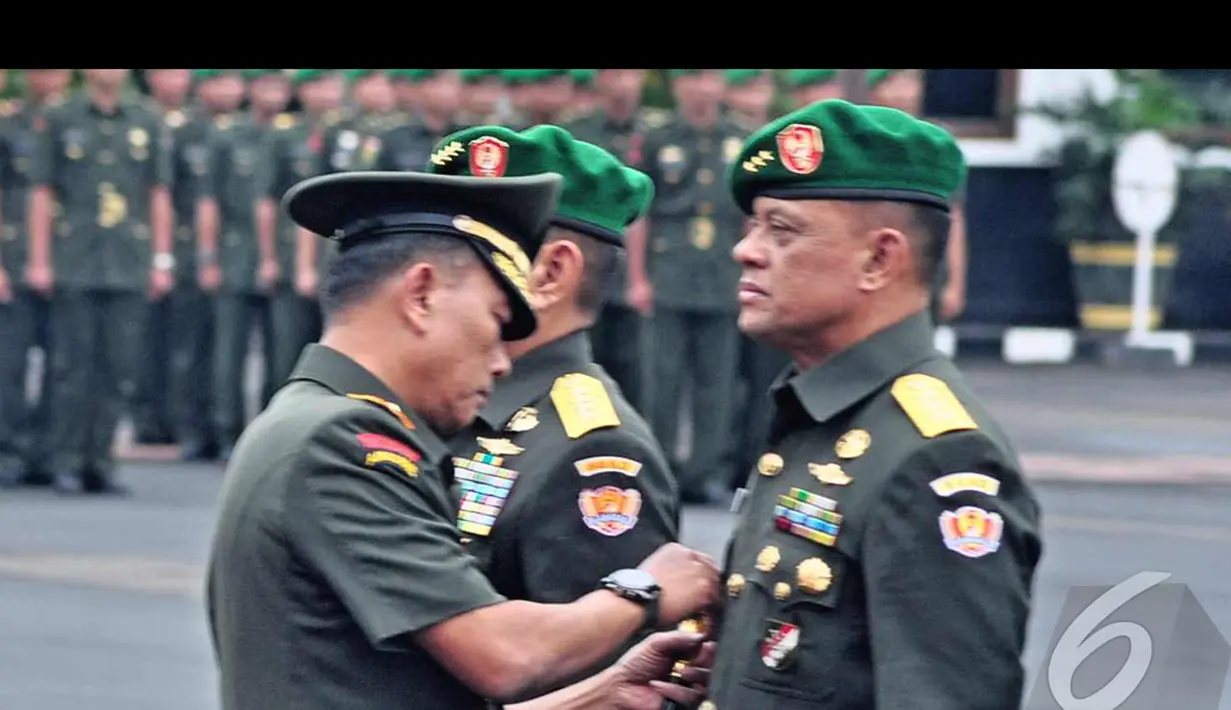 Serah Terima Jabatan (Sertijab) Kepala Staf Angkatan Darat (KSAD) TNI Jenderal Budiman yang diberhentikan oleh Presiden Susilo Bambang Yudhoyono (SBY) ke Letnan Jenderal Gatot Nurmantyo berlangsung khidmat (Liputan6.com/Faizal Fanani)
