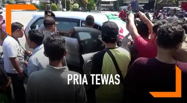 Seorang pria ditemukan meninggal di dalam mobilnya saat akan mengisi bensin di sebuah SPBU di Jombang, Jawa Timur.