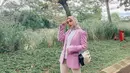 Untuk kesan formal dan feminin, kamu bisa tiru OOTD Irish Bella satu ini. Padukan blazer warna pink dengan kemeja warna putih, dan celana nude. Untuk hijab, kamu bisa pilih warna pink dengan sentuhan motif (Instagram/_irishbella_).