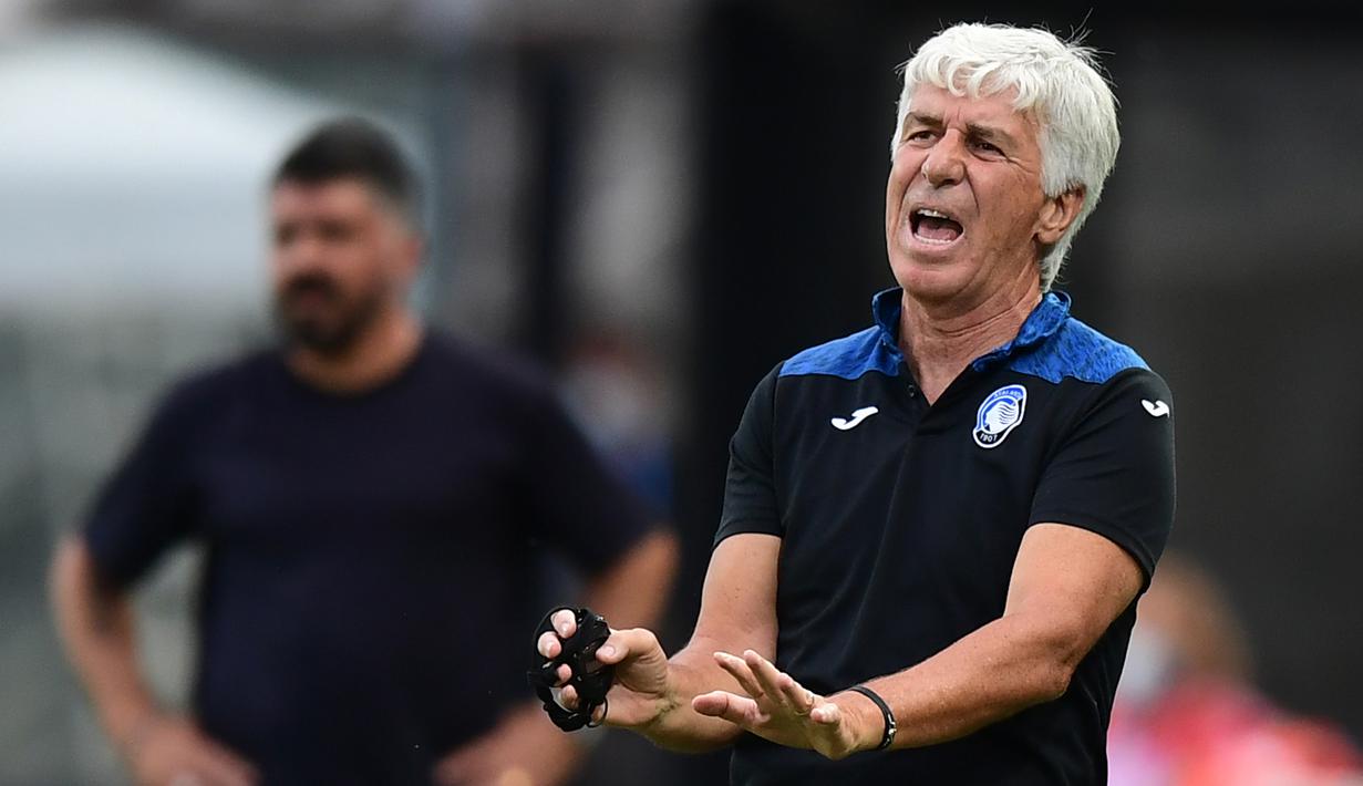 Pelatih Atalanta, Gian Piero Gasperini, memberikan arahan kepada pemainnya saat melawan Napoli pada laga lanjutan Serie A pekan ke-29 di Gewiss Stadium, Jumat (3/7/2020) dini hari WIB. Atalanta menang 2-0 atas Napoli. (AFP/Miguel Medina)