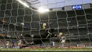 Eksekusi penalti Cristiano Ronaldo yang mengecoh Buffon. (Reuters / Juan Medina)