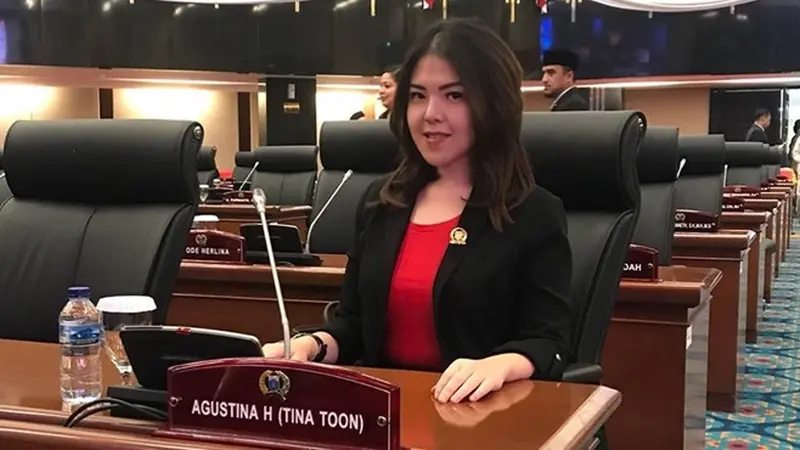 6 Potret Tina Toon Bertugas Jadi Anggota DPRD, Blusukan Temui Warga