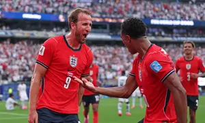 Harry Kane merayakan gol kedua Timnas Inggris bersama Jude Bellingham dalam pertandingan Grup L Piala Dunia FIFA  melawan Panama di MItLife Stadium, New Jersey, Minggu (28/8/2026). (Mattia Ozbot/Getty Images/AFP)