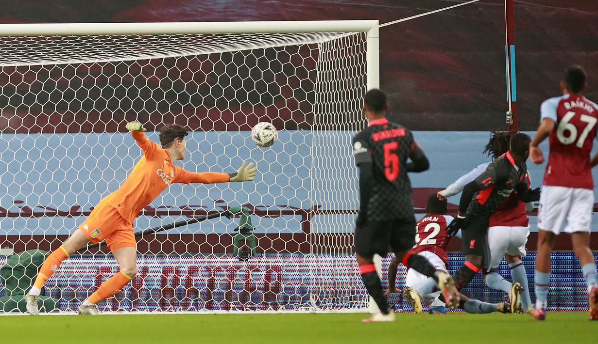 Kiper Aston Villa, Akos Onodi (kiri) gagal menjangkau bola hasil tandukan striker Liverpool, Sadio Mane yang menghasilkan gol pertama dalam laga babak ke-3 Piala FA 2020/21 di Villa Park, Birmingham, Jumat (8/1/2021). Aston Villa kalah 1-4 dari Liverpool. (AFP/Hannah McKay/Pool)