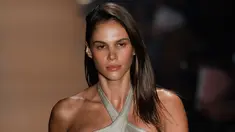 Model memperagakan kreasi busana karya Amir Slama dalam Sao Paulo Fashion Week di Brasil, (16/3). Perancang busana asal Brasil ini menampilkan kreasi pakaian renang yang berkilau dan seksi. (AP Photo / Andre Penner)