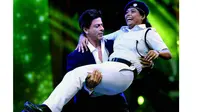 Menari dengan Polwan, Shahrukh Khan Bikin Kontroversi