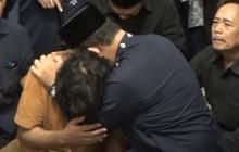 Jerit Tangis Ikang Fawzi di Pelukan Anies Baswedan Depan Jenazah Marissa Haque
