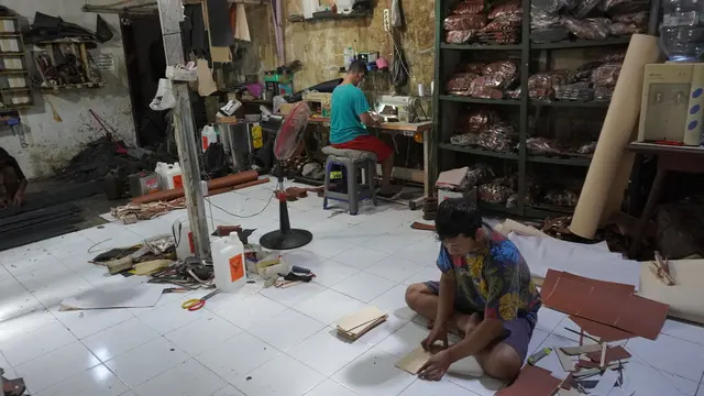 Sandal yang diproduksi Agus di rumah produksinya