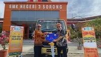 Dukung Pendidikan Vokasi, KTB Serahkan Fuso Colt Diesel ke SMK di Sorong
