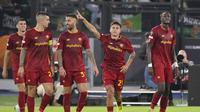Pemain AS Roma, Paulo Dybala, melakukan selebrasi setelah mencetak gol dalam pertandingan Liga Europa melawan Real Betis di Roma, Italia, Kamis, (6/10/2022). (Alfredo Falcone/LaPresse via AP)