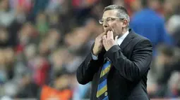 Gaya pelatih Skotlandia Craig Levein di laga kualifikasi Euro 2012 Grup E melawan Republik Ceska di Praha,  8 Oktober 2010. AFP PHOTO / JOE KLAMAR 