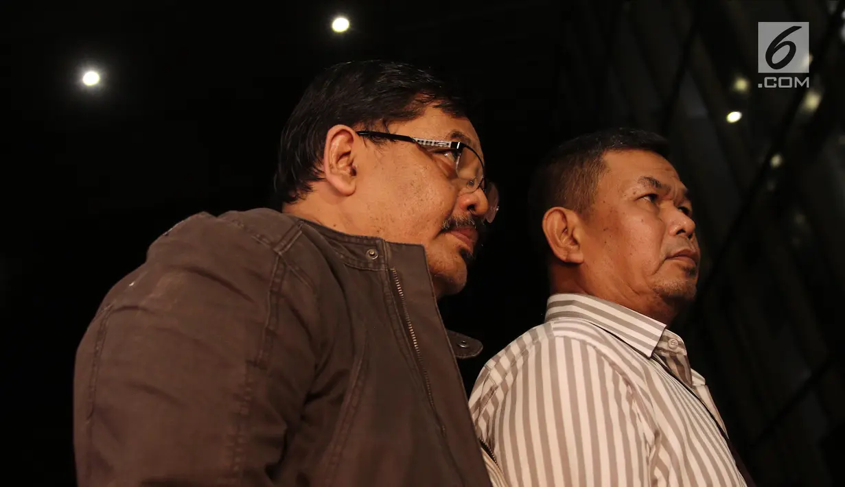Kepala Dinas Pekerjaan Umum dan Penataan Ruang (PUPR) Tulungagung, Sutrisno (kiri) saat tiba di Gedung KPK, Jakarta, Kamis (7/6). Sutrisno ditangkap oleh KPK dalam Operasi Tangkap Tangan (OTT) di Blitar dan Tulungagung. (Liputan6.com/Herman Zakharia)