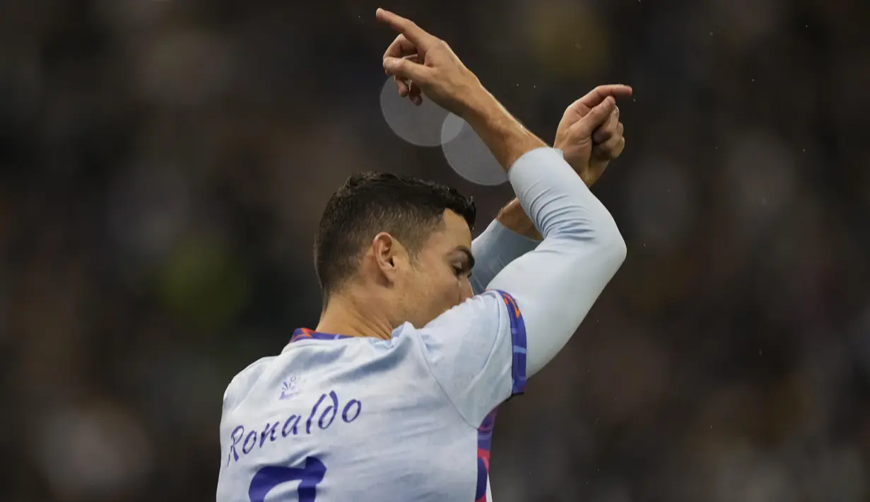 <p>Cristiano Ronaldo berselebrasi setelah mencetak gol pertama timnya ke gawang PSG selama pertandingan persahabatan melawan PSG di Stadion Universitas King Saud, di Riyadh, Arab Saudi, 19 Januari 2023. Megabintang Portugal itu mencetak dua gol di laga tersebut. (AP Photo/Hussein Malla)</p>