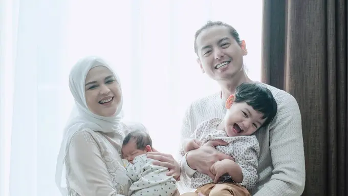 5 Potret Perdana Cut Meyriska dan Roger Danuarta Gendong Kedua Buah Hati