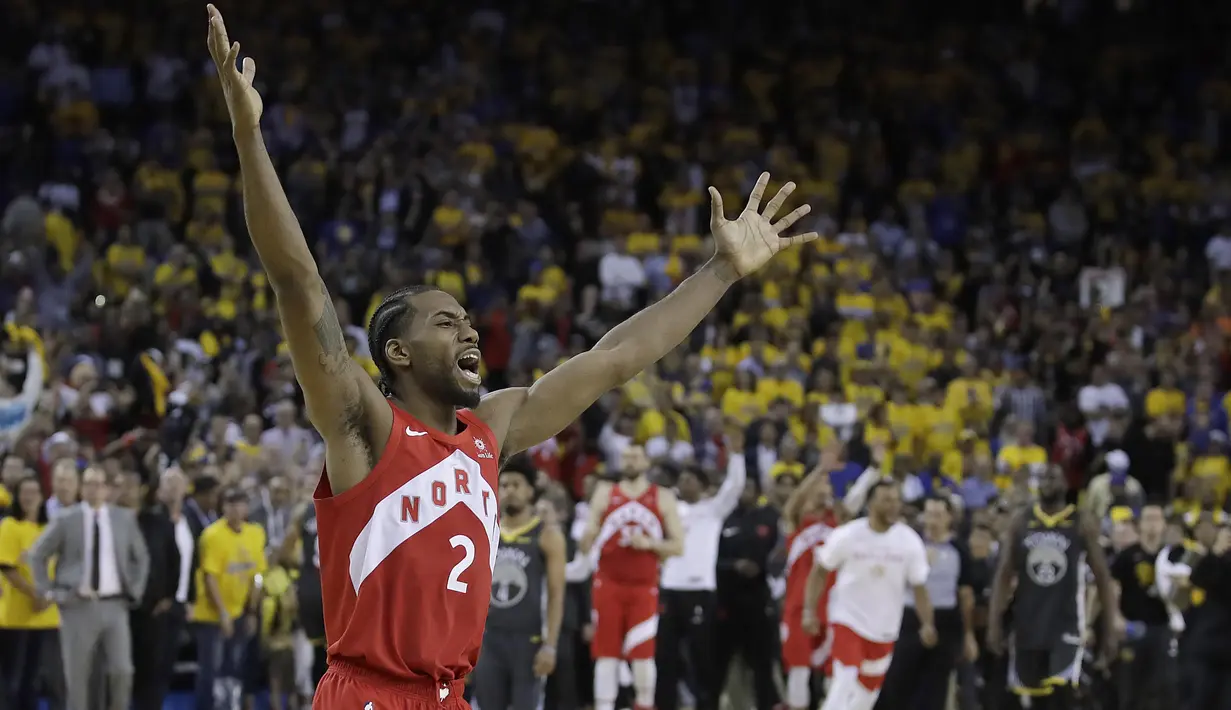 Ekspresi Kawhi Leonard pebasket andalan Toronto Raptors merayakan titel juara NBA pertama bagi klub Raptors. Di gim keenam ia berhasil mencetak 22 poin. (AP Photo/Ben Margot)