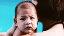 Andien mulai mengenalkan buah hatinya Kawa air dan kolam renang. Bayi berusia dua bulan itu terlihat renang dengan dipandu oleh seorang pelatih. (Instagram/andienippekawa)
