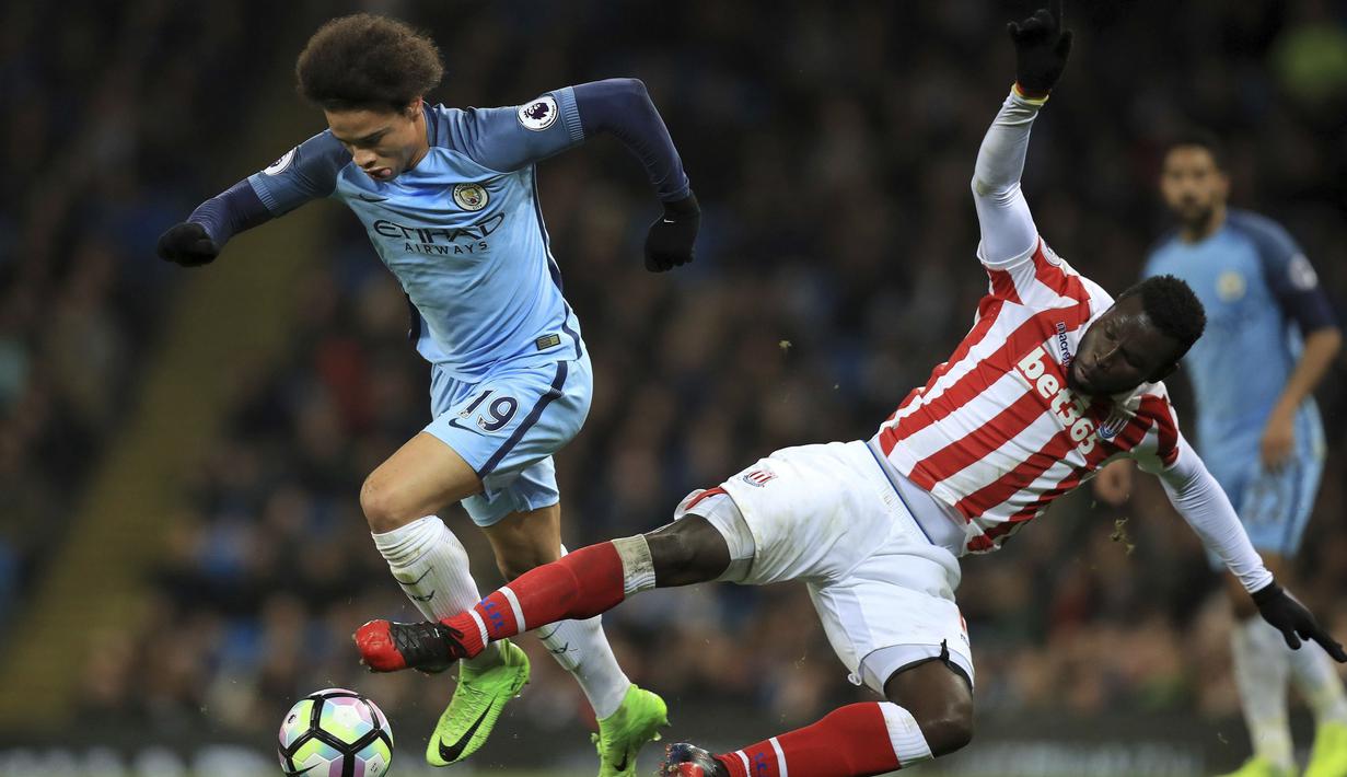 Aksi pemain Manchester City, Leroy Sane (kiri) mencoba melewati hadangan pemain Stoke City, Mame Biram Dioufada lanjutan Premier League di Etihad Stadium, (8/3/2017). Manchester City bermain imbang 0-0. (Mike Egerton(/PA via AP)
