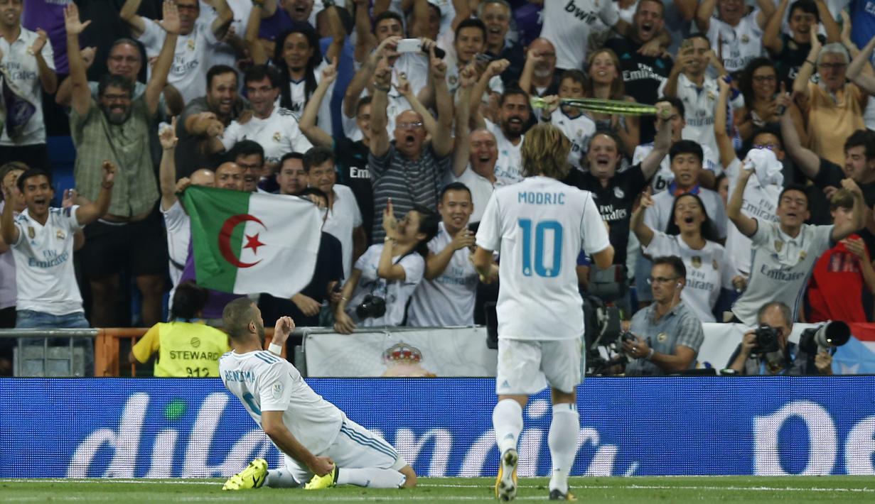 Aksi pemain Real Madrid, Karim Benzema (kiri) merayakan gol ke  gawang Barcelona pada leg kedua Piala Super Spanyol di Santiago Bernabeu stadium (16/8/2017). Real menang 2-0. (AP/Francisco Seco)