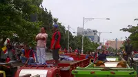 Para sopir truk memblokir Jalan Pahlawan Semarang, menuntut kemudahan penambangan galian C (Liputan6.com/ Edhie Prayitno Ige)