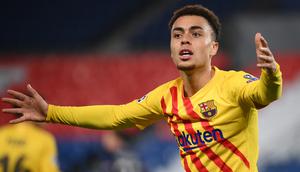 Sergino Dest. Bek Belanda berusia 20 tahun ini didatangkan dari Ajax bersamaan dengan kedatangan Ronald Koeman di Barcelona pada musim 2020/2021 lalu. Ia langsung diberikan kepercayaan mengawal lini belakang Barca dan telah tampil dalam 49 laga dengan torehan 3 gol dan 2 assist. (AFP/Franck Fife)