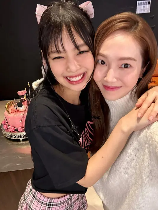 Jennie tampak tersenyum lebar memeluk Jessica dalam foto yang diunggah di Instagram @jessica.syj. [Instagram @jessica.syj]