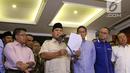 Capres nomor urut 02 Prabowo Subianto (tengah) didampingi cawapres Sandiaga Uno dan koalisi Adil Makmur memberi ketarangan terkait hasil putusan Mahkamah Konstitusi (MK), Jakarta, Kamis (27/6/2019). Putusan MK disepakati sembilan hakim konstitusi tanpa perbedaan pendapat. (Liputan6.com/Angga Yuniar)