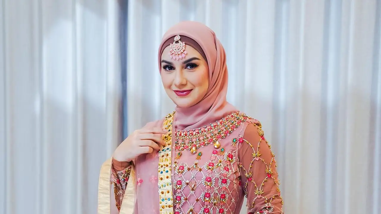 Artis pakai kain sari India