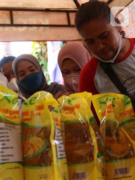 Warga membeli minyak goreng seusai mengikuti vaksinasi covid-19 di kawasan Tanah Tinggi, Kota Tangerang, Jumat (4/3/2022). Pemkot Tangerang mengadakan operasi pasar minyak dan daging murah bagi warga yang melaksanakan vaksin covid-19 di lokasi. (Liputan6.com/Angga Yuniar)